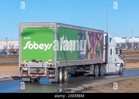 Calgary, Alberta, Canada. 19 febbraio 2024. Un semirimorchio Sobeys che fornisce forniture alimentari a un punto vendita. Foto Stock