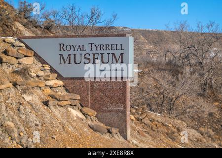 Drumheller, Alberta, Canada. 19 febbraio 2024. Una scena invernale con il cartello di benvenuto del Royal Tyrrell Museum posizionato lungo il Foto Stock