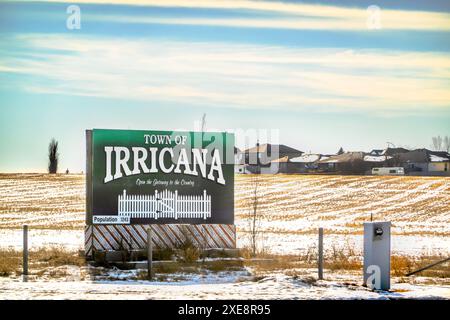 Irricana, Alberta, Canada. 19 febbraio 2024. Irricana cartello di benvenuto per una città nella regione metropolitana di Calgary, Alberta, Canada. Foto Stock