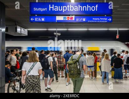 Hauptbahnhof Stuttgart. S-Bahn Bahnsteig. // 26.06.2024: Stoccarda, Baden-Württemberg, Deutschland, Europa *** stazione centrale di Stoccarda S Bahn binario 26 06 2024 Stoccarda, Baden Württemberg, Germania, Europa Foto Stock