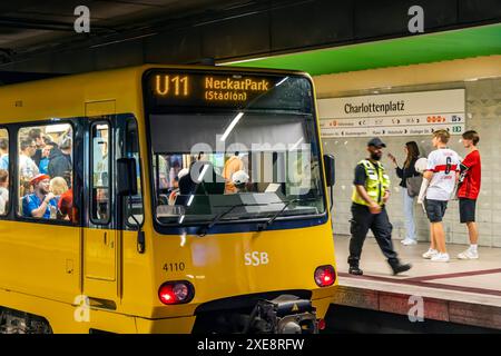 Haltestelle Charlottenplatz, Stuttgarter Straßenbahnen AG, SSB.// 26.06.2024: Stoccarda, Baden-Württemberg, Deutschland, Europa *** fermata Charlottenplatz, Stuttgarter Straßenbahnen AG, SSB 26 06 2024 Stoccarda, Baden Württemberg, Germania, Europa Foto Stock