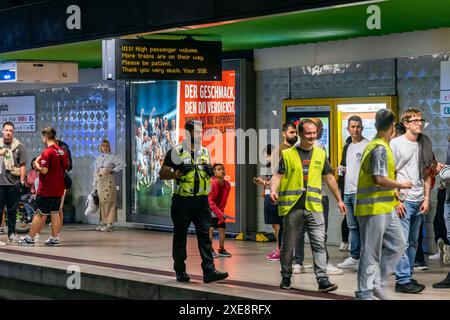 Haltestelle Charlottenplatz, Stuttgarter Straßenbahnen AG, SSB.// 26.06.2024: Stoccarda, Baden-Württemberg, Deutschland, Europa *** fermata Charlottenplatz, Stuttgarter Straßenbahnen AG, SSB 26 06 2024 Stoccarda, Baden Württemberg, Germania, Europa Foto Stock