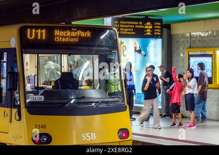 Haltestelle Charlottenplatz, Stuttgarter Straßenbahnen AG, SSB.// 26.06.2024: Stoccarda, Baden-Württemberg, Deutschland, Europa *** fermata Charlottenplatz, Stuttgarter Straßenbahnen AG, SSB 26 06 2024 Stoccarda, Baden Württemberg, Germania, Europa Foto Stock