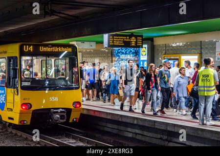 Haltestelle Charlottenplatz, Stuttgarter Straßenbahnen AG, SSB.// 26.06.2024: Stoccarda, Baden-Württemberg, Deutschland, Europa *** fermata Charlottenplatz, Stuttgarter Straßenbahnen AG, SSB 26 06 2024 Stoccarda, Baden Württemberg, Germania, Europa Foto Stock