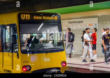 Haltestelle Charlottenplatz, Stuttgarter Straßenbahnen AG, SSB.// 26.06.2024: Stoccarda, Baden-Württemberg, Deutschland, Europa *** fermata Charlottenplatz, Stuttgarter Straßenbahnen AG, SSB 26 06 2024 Stoccarda, Baden Württemberg, Germania, Europa Foto Stock