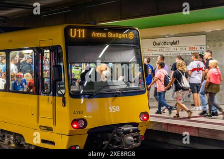 Haltestelle Charlottenplatz, Stuttgarter Straßenbahnen AG, SSB.// 26.06.2024: Stoccarda, Baden-Württemberg, Deutschland, Europa *** fermata Charlottenplatz, Stuttgarter Straßenbahnen AG, SSB 26 06 2024 Stoccarda, Baden Württemberg, Germania, Europa Foto Stock