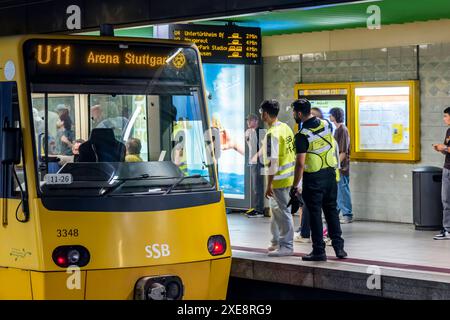 Haltestelle Charlottenplatz, Stuttgarter Straßenbahnen AG, SSB.// 26.06.2024: Stoccarda, Baden-Württemberg, Deutschland, Europa *** fermata Charlottenplatz, Stuttgarter Straßenbahnen AG, SSB 26 06 2024 Stoccarda, Baden Württemberg, Germania, Europa Foto Stock