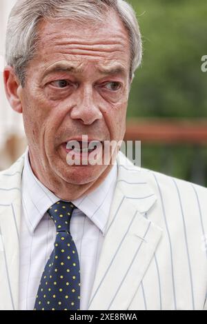 Trago Mills, Newton Abbot, Devon, Regno Unito. 24 giugno 2024. Elezioni generali 2024: Evento per la campagna Reform UK con Nigel Farage a Trago Mills, Newton Abbot, Devon. Crediti: Nidpor/Alamy Live News Foto Stock