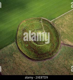 Veduta aerea di Maeshowe (o Maes Howe), un cairn a camera neolitica e tomba di passaggio sulla terraferma delle Orcadi, Isole Orcadi, Scozia, Regno Unito Foto Stock