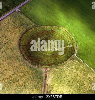 Veduta aerea di Maeshowe (o Maes Howe), un cairn a camera neolitica e tomba di passaggio sulla terraferma delle Orcadi, Isole Orcadi, Scozia, Regno Unito Foto Stock