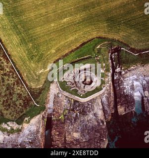 Midhowe Broch, un broch dell'età del ferro, situato su uno stretto promontorio tra due insenature ripide, lato nord di Eynhallow Sound, Rousay, Isole Orcadi, Scozia, Regno Unito Foto Stock