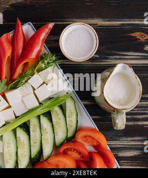 Verdure tritate con formaggio di capra su un piatto Foto Stock