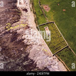 Veduta aerea della vecchia chiesa e del cimitero di Rousay Island, Isole Orcadi, Scozia, Regno Unito Foto Stock