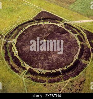 Vista aerea dell'anello di Brodgar (o Brogar), un henge neolitico e cerchio di pietre nelle Orcadi, l'anello di pietre si erge su un piccolo istmo tra i laghi di Stenness e Harray, Isole Orcadi, Scozia, Regno Unito Foto Stock