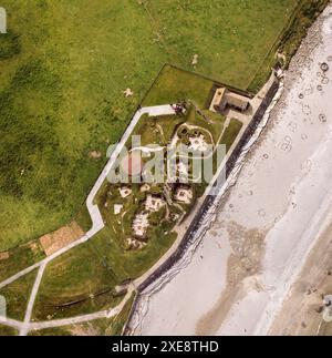 Immagine aerea di Skara Brae, un grande insediamento neolitico costruito in pietra, sulla baia di Skaill, sulla costa occidentale delle Orcadi, Isole Orcadi, Scozia, Regno Unito. Il villaggio neolitico più completo d'Europa che è di Stonehenge e delle grandi Piramidi. Foto Stock