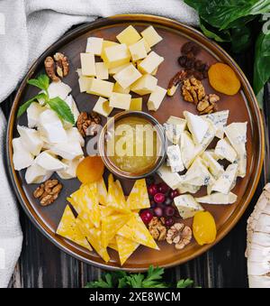 Diversi tipi di deliziosi formaggi e spuntini Foto Stock