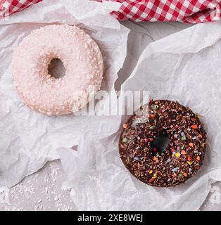 Set di gustose ciambelle color pastello alla moda estiva retrò Foto Stock