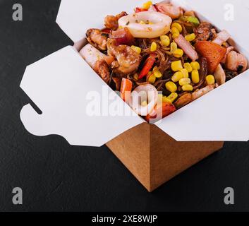 Spaghetti saltati in padella con frutti di mare e verdure in stile asiatico Foto Stock