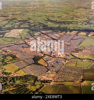 Aerial Image Glastonbury Festival, un'immagine ampia che mostra l'intero sito del festival. Sab 28 giugno 2003, Worthy Farm, Pilton, vicino a Glastonbury, Somerset, Inghilterra, Regno Unito Foto Stock