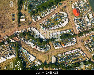 Veduta aerea del Glastonbury Festival 2010, che mostra l'area dello shopping, sabato 26 giugno 2010, Pilton, vicino a Glastonbury, Inghilterra, Regno Unito Foto Stock