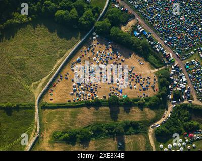 Veduta aerea del Glastonbury Festival, che mostra diversi tipi di tende in un campo, sabato 26 giugno 2010, Pilton, vicino a Glastonbury, Inghilterra, Regno Unito Foto Stock