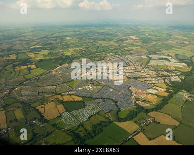 Aerial Image Glastonbury Festival, un'immagine ampia che mostra un mosaico colorato di frequentatori del festival, tende e automobili. Sab 26 giugno 2010, Worthy Farm, Pilton, vicino a Glastonbury, Inghilterra, REGNO UNITO Foto Stock