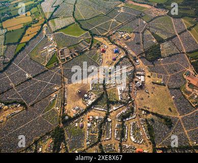 Aerial Image Glastonbury Festival, un'immagine ampia che mostra un mosaico colorato di frequentatori del festival, tende e automobili. Sab 26 giugno 2010, Worthy Farm, Pilton, vicino a Glastonbury, Inghilterra, REGNO UNITO Foto Stock