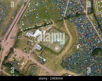 Immagine aerea del Glastonbury Festival, palco e tende John Peel. Giovedì 24 giugno 2010, Pilton, vicino a Glastonbury, Somerset, Inghilterra, REGNO UNITO Foto Stock