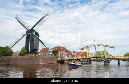 Vista panoramica del famoso ponte Rembrandt e del mulino a vento ¨De put¨ nella storica città di Leida, Paesi Bassi Foto Stock