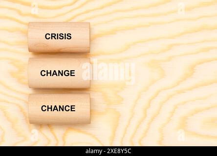 Krise, Chance und Wechsel Auf Holzwürfel sind aufgedruckt: Crisis, Change und Chance *** Crisis, Chance and Change Crisis, Change and Change Crisis, Change and Change Change, Change and Chance sono stampati Foto Stock