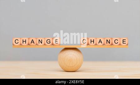 Wechsel und Chance Auf einer Wippe sind im Gleichgewicht: Change und Chance *** Change and Opportunity on a Seesaw, Change and Opportunity are in bala Foto Stock