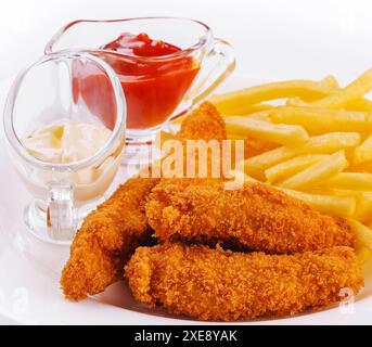 Pepite di pollo con patatine fritte sul piatto Foto Stock