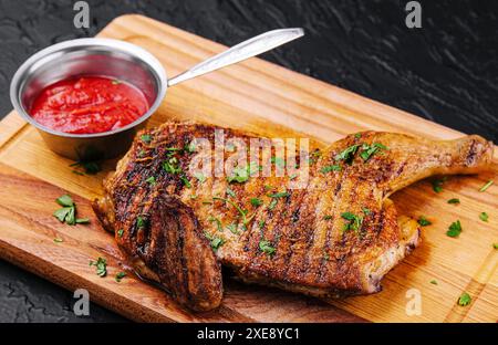 grigliata barbecue croccante gamba di pollo sul bordo di legno Foto Stock