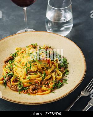 Tagliatelle di pasta all'uovo con salsa bolognese di carne e pomodoro Foto Stock