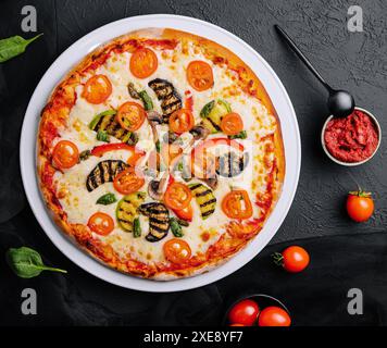 Pizza vegetariana con zucchine, melanzane, funghi e pomodoro Foto Stock