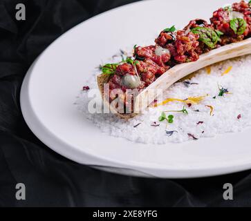 Squisita tartare di manzo sul piatto Foto Stock