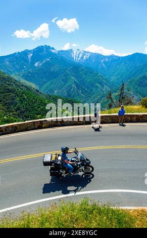 La motocicletta percorre la ripida e ventosa Generals Highway; tra Hospital Rock e Big Trees Trail; Sequoia National Park; California; USA Foto Stock