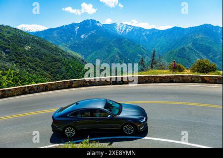 Automobile percorre la ripida e ventosa Generals Highway; tra Hospital Rock e Big Trees Trail; Sequoia National Park; California; USA Foto Stock