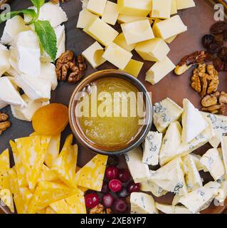 Diversi tipi di deliziosi formaggi e spuntini Foto Stock