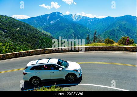 Automobile percorre la ripida e ventosa Generals Highway; tra Hospital Rock e Big Trees Trail; Sequoia National Park; California; USA Foto Stock