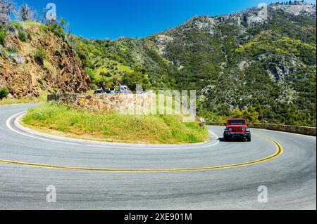 Automobile percorre la ripida e ventosa Generals Highway; tra Hospital Rock e Big Trees Trail; Sequoia National Park; California; USA Foto Stock