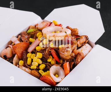 Spaghetti saltati in padella con frutti di mare e verdure in stile asiatico Foto Stock