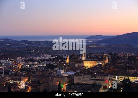 Grasse di notte con il mare sullo sfondo, Alpes Maritimes, PACA, Costa Azzurra, Francia Foto Stock