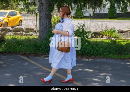 Donna vestita come Dorothy all'Ozfest. Festival annuale e parata a Canastota, New York, luogo di nascita di L. Frank Baum, che scrisse il mago di Oz. Foto Stock