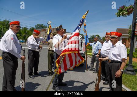 I veterani preparano le bandiere all'Ozfest. Festival annuale e parata a Canastota, New York, luogo di nascita di L. Frank Baum, che scrisse il mago di Oz. Foto Stock