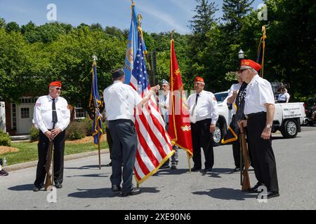 I veterani preparano le bandiere all'Ozfest. Festival annuale e parata a Canastota, New York, luogo di nascita di L. Frank Baum, che scrisse il mago di Oz. Foto Stock