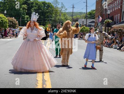 Dorothy, Glenda, Lion e Tin Man all'Ozfest. Festival annuale e parata a Canastota, New York, luogo di nascita di L. Frank Baum, scrisse il mago di Oz. Foto Stock