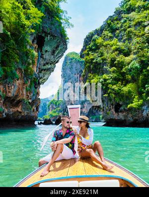 Barca di lusso a coda lunga a Krabi, Thailandia, coppia uomo e donna in viaggio Foto Stock