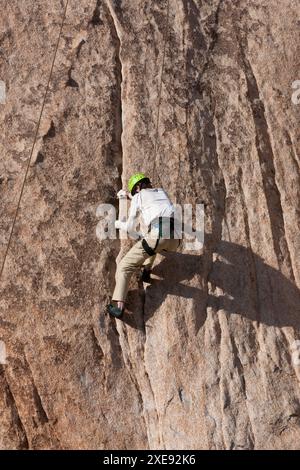 Primo piano di scalatore sulla parete rocciosa Foto Stock