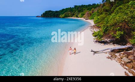 Una coppia a piedi sulla spiaggia di Koh Kradan Island in Thailandia Foto Stock